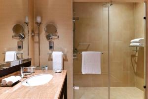 阿克拉黄金海岸市凯宾斯基酒店的一间带水槽和淋浴的浴室
