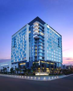 雅加达DoubleTree by Hilton Jakarta Kemayoran的夜间酒店建筑的 ⁇ 染
