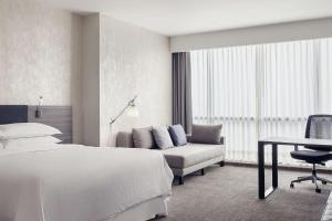 蒙特雷Wyndham Monterrey Ambassador Centro的酒店客房,配有床和沙发