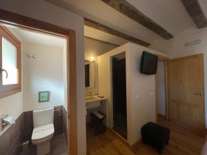 丘利利亚Casa La Baranda的一间带卫生间的浴室和墙上的电视