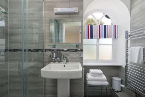 伊尔弗勒科姆艾普克里斯豪斯旅馆的一间带水槽和镜子的浴室
