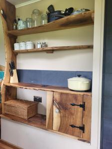 坎特伯雷Courtlands farm camping and glamping的一个带木制架子和水槽的厨房柜