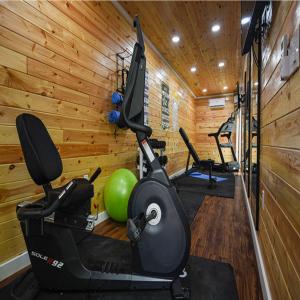 AlbrightsvilleCamptel Poconos Lodging的一个带跑步机和运动球的健身房
