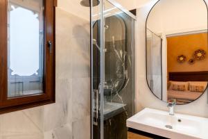 塞维利亚Arco de la Seda - Hotel Boutique的一间带水槽和镜子的浴室