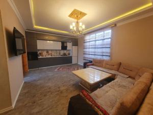 库巴Villa in Quba的客厅配有沙发和桌子