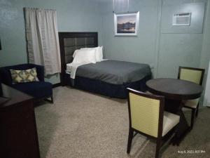 桑福德Homes -N - Courts的卧室配有一张床和一张桌子及椅子
