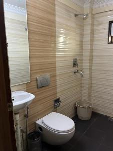 兰奇Hotel Ken的一间带卫生间和水槽的浴室