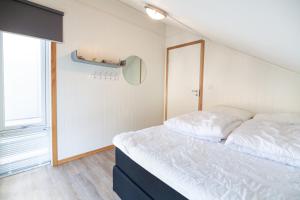 巴尔斯塔Gjermesøy Luxury Apartment的卧室配有白色的床和大窗户