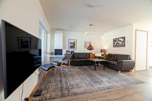 巴尔斯塔Gjermesøy Luxury Apartment的带沙发和电视的客厅