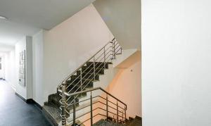 新德里FabExpress The Maharaja Grand的白色墙壁房子的楼梯