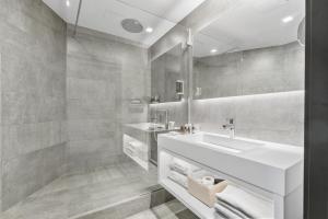 布拉格Dancing House - Tančící dům hotel的白色的浴室设有水槽和镜子