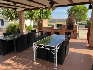Aldea del FresnoLa Aldea的一个带桌子和烧烤架的庭院
