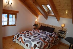 Sobrón索布朗自然乡村民宿的一间卧室配有一张棕色和白色的被子的床