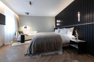 萨尔茨堡Gentle Hide Designhotel的一间卧室配有一张大床和一张沙发