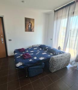 米兰Milano Santa Giulia Business Apartment - Olimpiadi 26的一间卧室配有一张床、一张沙发和一个窗口