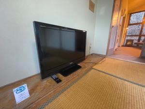 富士河口湖本栖湖畔 浩庵 Kouan at Lake Motosu的平面电视,位于一个房间里