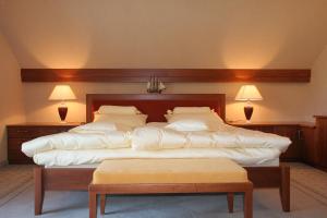 博希尼PRIVILLAGE Stare - B&B的一间卧室配有两张带白色枕头的床