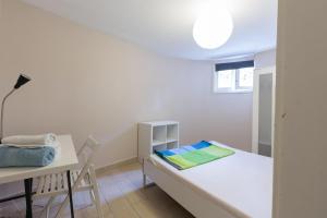 波尔图Relógio Guest House的白色的客房配有桌子、床和书桌
