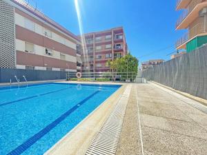 塞古德卡拉斐埃斯科公寓的公寓大楼内的一个空游泳池
