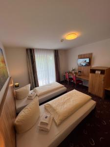 格勒本采尔牧羊人旅馆的酒店客房,设有两张床和一张沙发