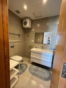 马特鲁港Villa Almaza 5 bedrooms的一间带水槽和卫生间的浴室