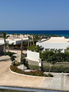 马特鲁港Villa Almaza 5 bedrooms的享有海滩美景,设有一座建筑和树木