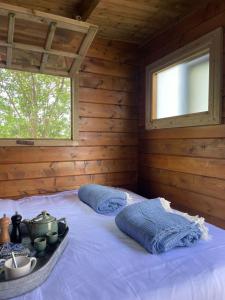 芬克芬Luxury Experience in Off The Grid Lodge at an Amazing Lake Vinkeveense Plassen的小木屋内一间卧室,配有一张床