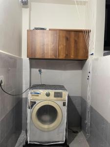 海得拉巴Vinayaka Villas的浴室设有卫生间,上面设有木制橱柜。
