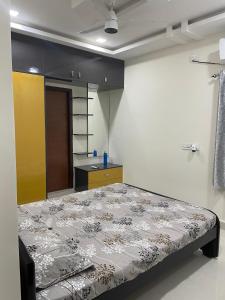 海得拉巴Vinayaka Villas的卧室配有一张床