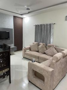 海得拉巴Vinayaka Villas的带沙发和电视的客厅