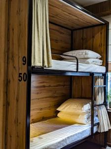 Aiva Hostel客房内的一张或多张双层床