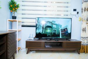 NsimalenNK HOME的木质娱乐中心顶部的平面电视