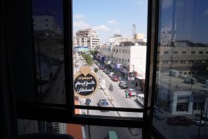 伊尔比德Omayah hotel irbid的从窗户可欣赏到城市街道的景色