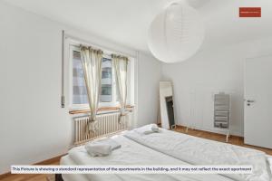 苏黎世15-Min to Zurich Center: Cozy Apartment的白色的卧室设有床和窗户