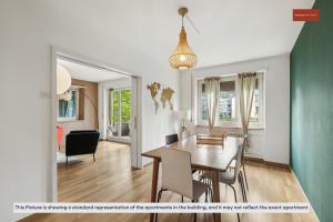 苏黎世15-Min to Zurich Center: Cozy Apartment的用餐室以及带桌椅的起居室。