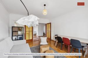 苏黎世15-Min to Zurich Center: Cozy Apartment的客厅配有桌椅