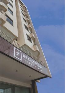 伊帕廷加Grande Hotel Ipatinga的建筑物一侧的标志