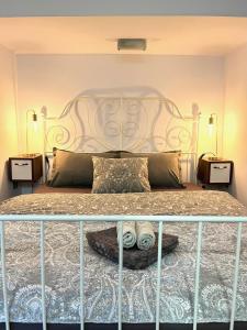 科托尔HealthyStudio512 Apartments的一间卧室配有一张带2个床头柜的大床