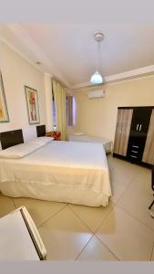 热基耶Hotel Rio Branco的卧室配有一张白色大床