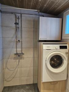 列维莱维尔托公寓的小型浴室内的洗衣机和烘干机
