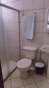热基耶Hotel Rio Branco的白色的浴室设有卫生间和水槽。