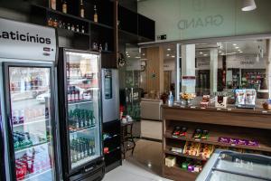 伊帕廷加Grande Hotel Ipatinga的一间杂货店,内设柜台和冰箱