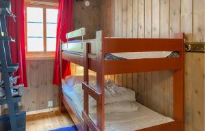 Bjorli4 Bedroom Gorgeous Home In Bjorli的双层床间 - 带两张双层床