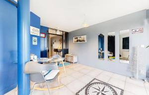 圣阿德雷斯Cozy Apartment In Sainte-adresse With Wifi的客厅拥有蓝色的墙壁和桌椅