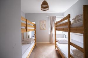 BigStyle Atlantic Lodge的房屋内带三张双层床的房间