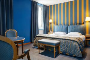 科尔马Logis Hôtel Beauséjour Colmar的配有一张床和一把椅子的酒店客房