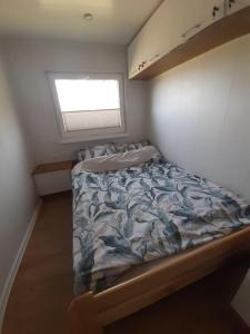 吉日茨科Letnisko Skarpa的一个小房间的一个床位,设有窗户