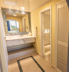 圣玛尔塔GHL Relax Hotel Costa Azul的一间带大水槽和镜子的浴室