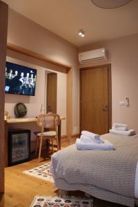 戈里察Velar Hotel Boutique的酒店客房设有两张床和电视。