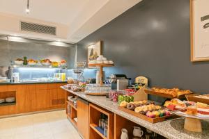 巴塞罗那巴塞罗那阿克塔阿祖尔酒店 的厨房配有带食物的柜台